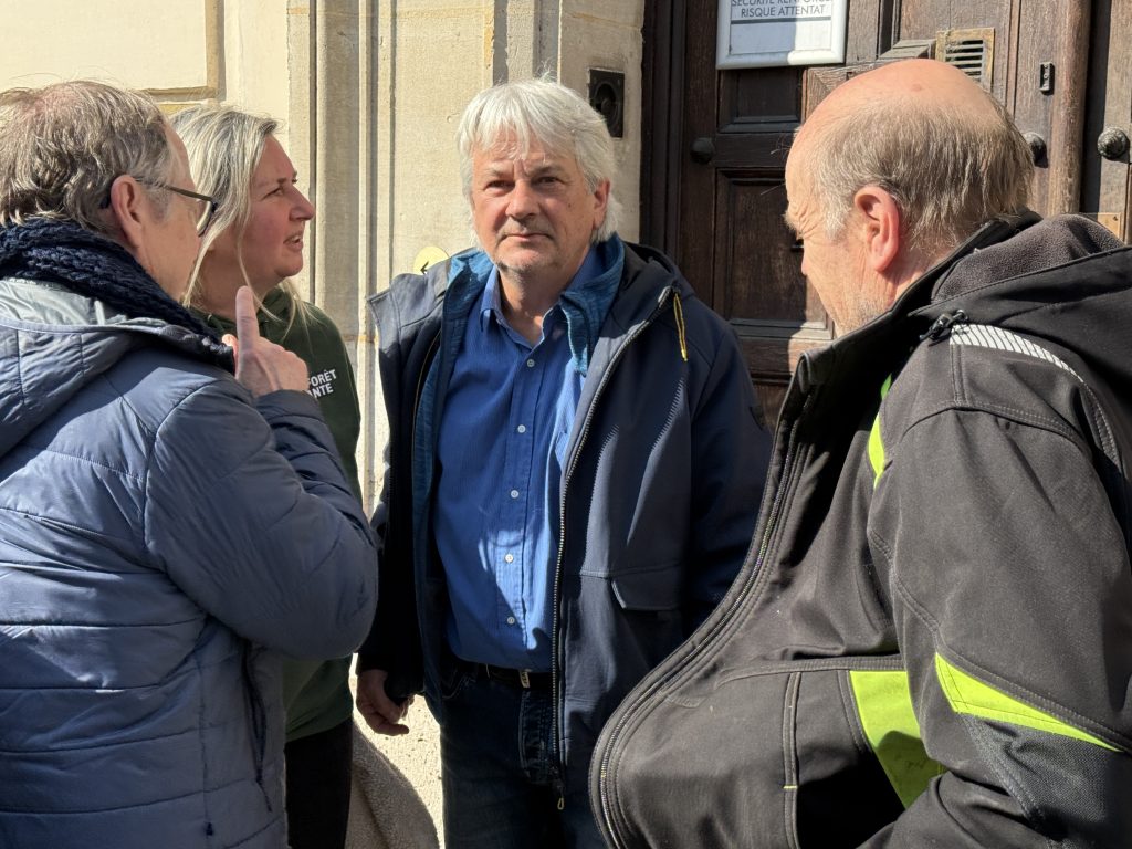 le militant Serge Geoffrey à la sortie du tribunal de Fontainebleau