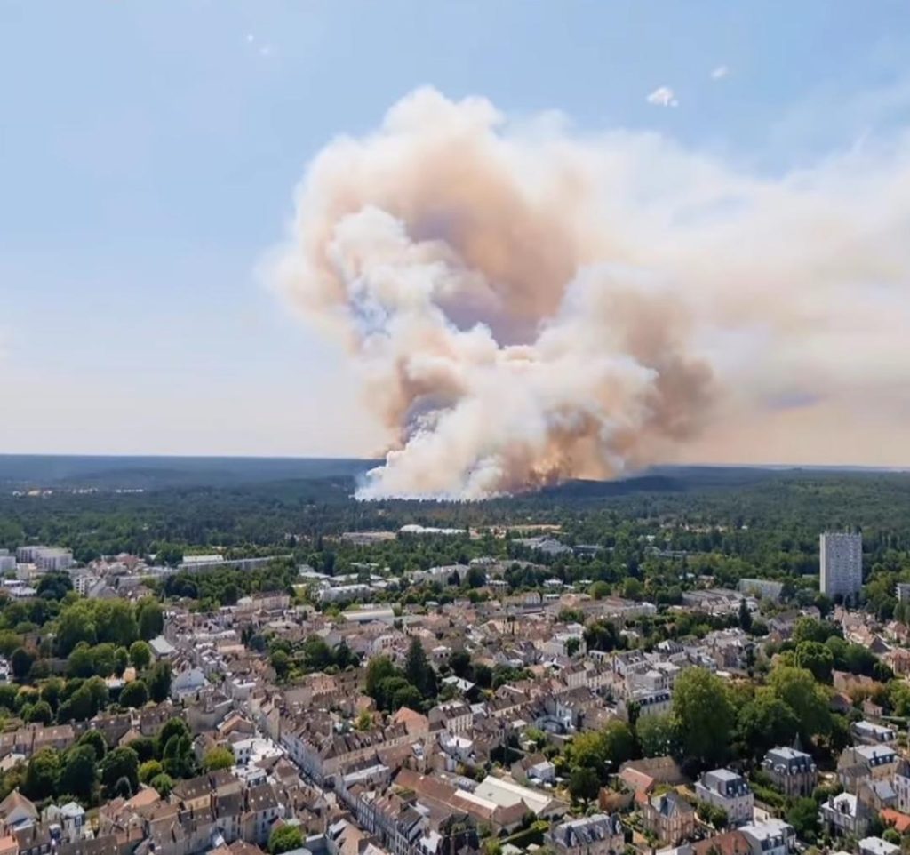 Vu de la colline du Calvaire, l'incendie qui s'est déclarédans le secteur de la Faisanderie et qui a détruit 600 hectares